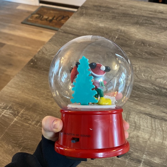 Mickey and Minnie vintage musical snow globe - Picture 3 of 8